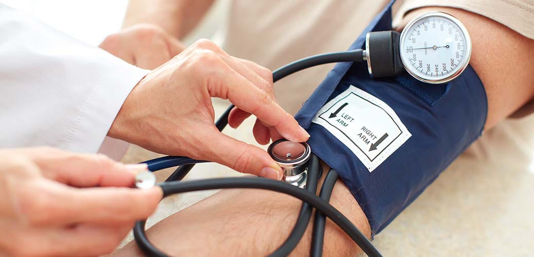 Pressione alta: rimedi naturali per abbassarla